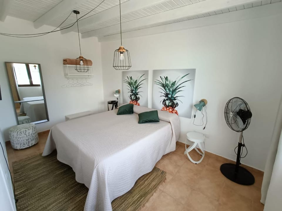 Bed, Photo of the whole room, fireplace
