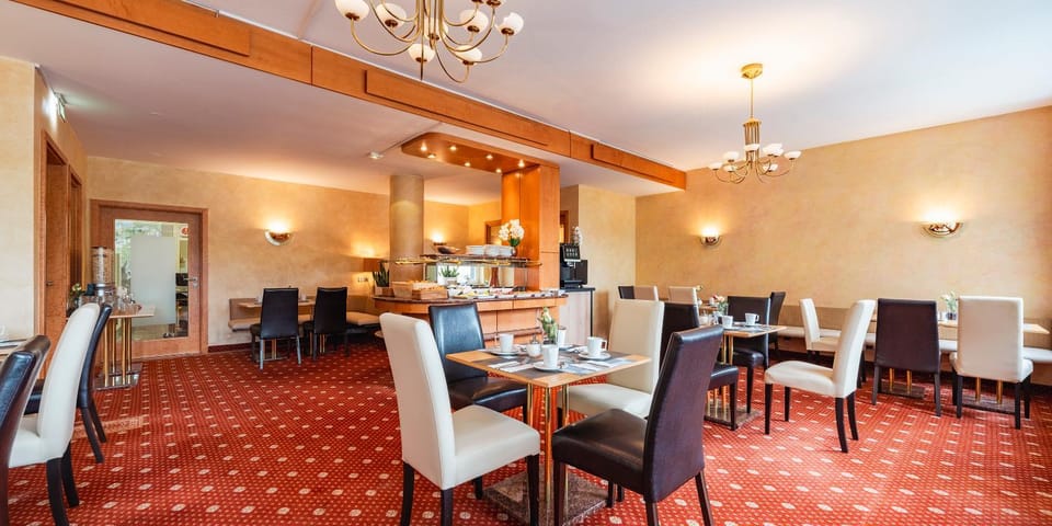 Food and drinks, Dining area, Breakfast, Buffet breakfast