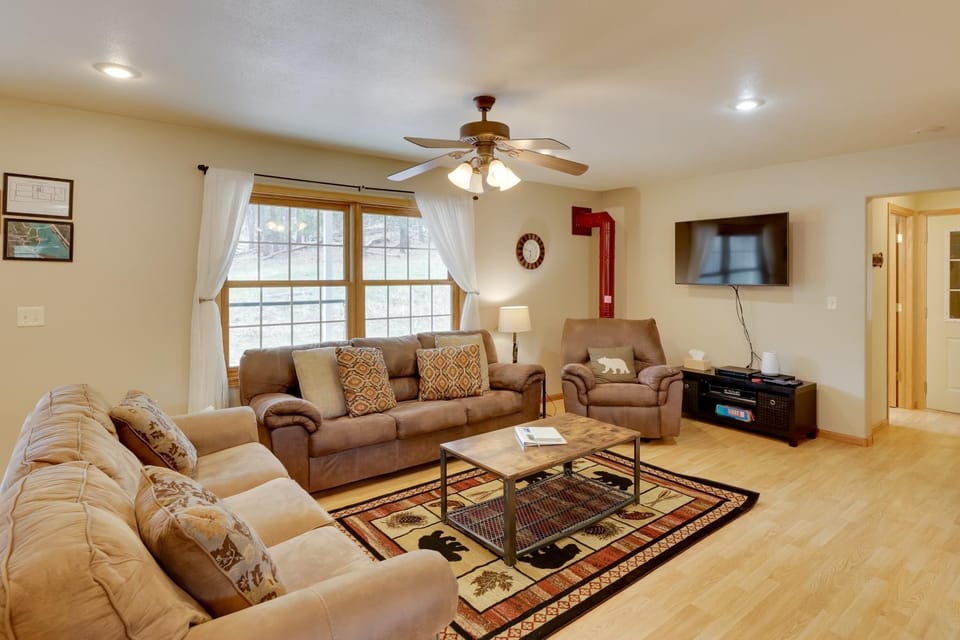 Mickelson Trail Access! Black Hills Group Lodge House in West Pennington