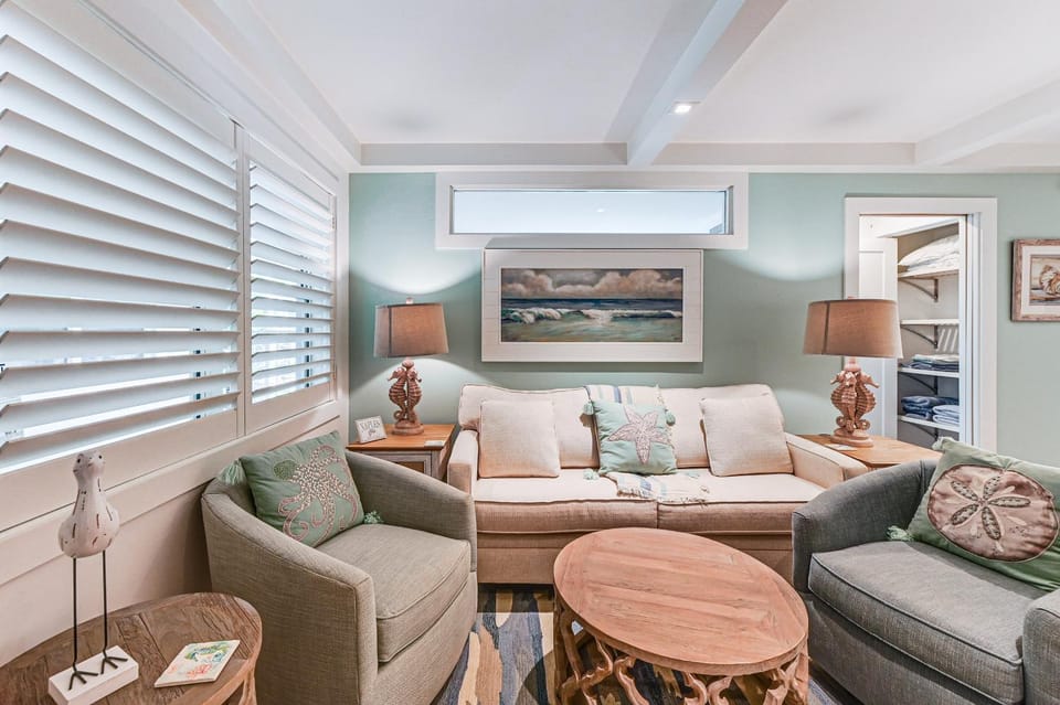 Coastal Downtown Naples Condo - Walk to the Beach! House in Naples