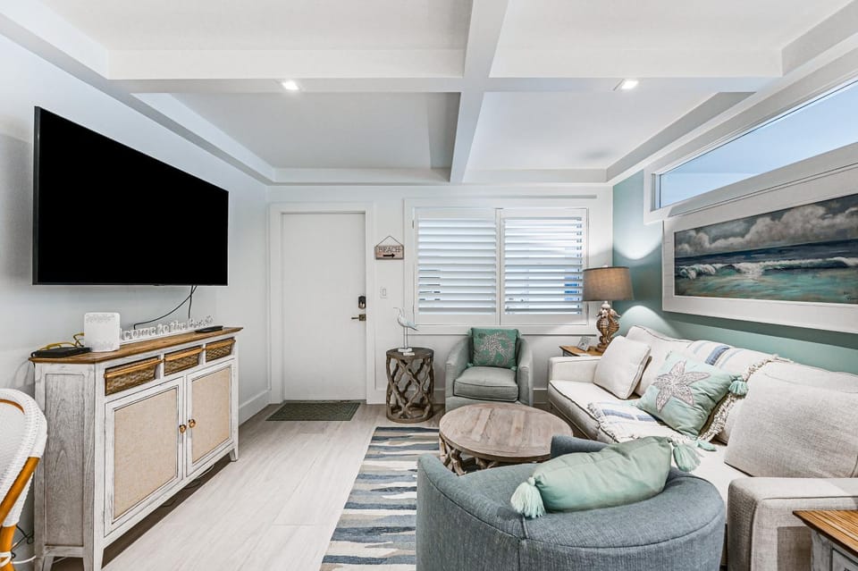 Coastal Downtown Naples Condo - Walk to the Beach! House in Naples