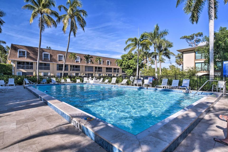 Coastal Downtown Naples Condo - Walk to the Beach! House in Naples