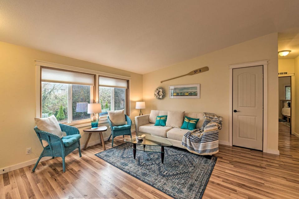 Cute Cottage with Deck Walk 115 Ft to Brewery and Cafe House in Poulsbo