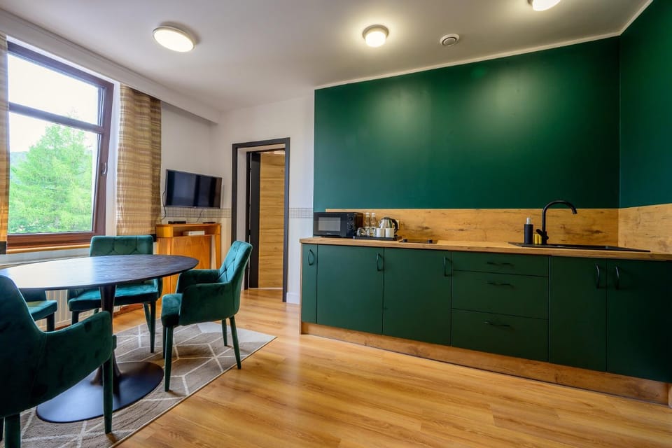Kitchen or kitchenette, Dining area