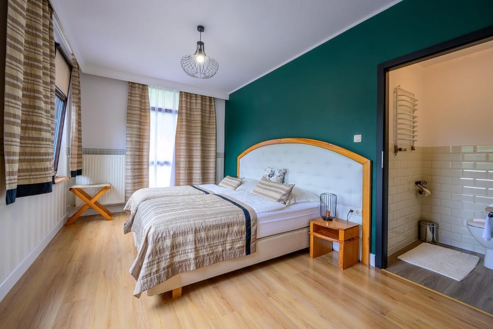 Toilet, Bed, Photo of the whole room, Bedroom