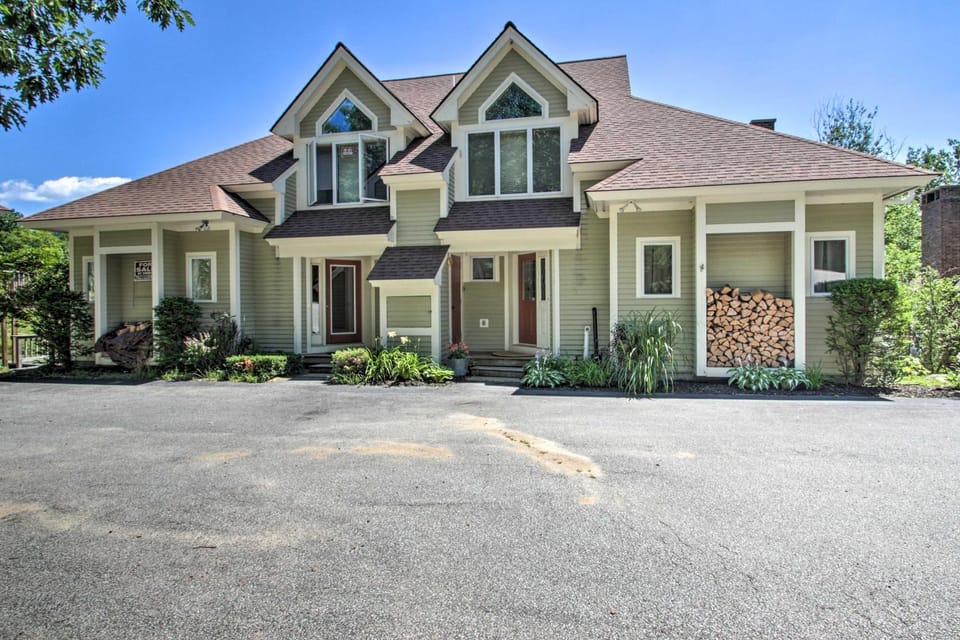 Spacious Ski-in/Out Black Mountain Home w/ Deck! House in Jackson