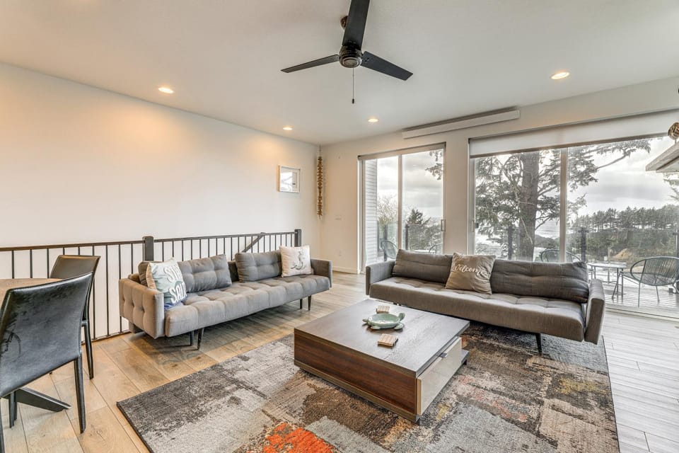 Depoe Bay Townhome with Deck and Stunning Ocean Views! House in Depoe Bay