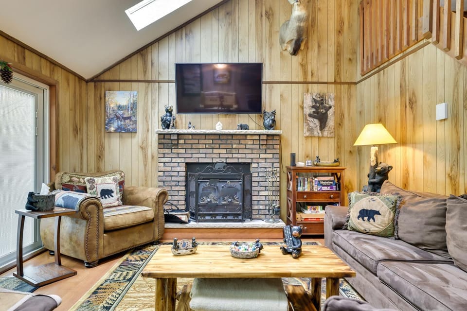 Cozy Bear Den Cabin | Game Room & Golf Cart Cabin in Coolbaugh Township