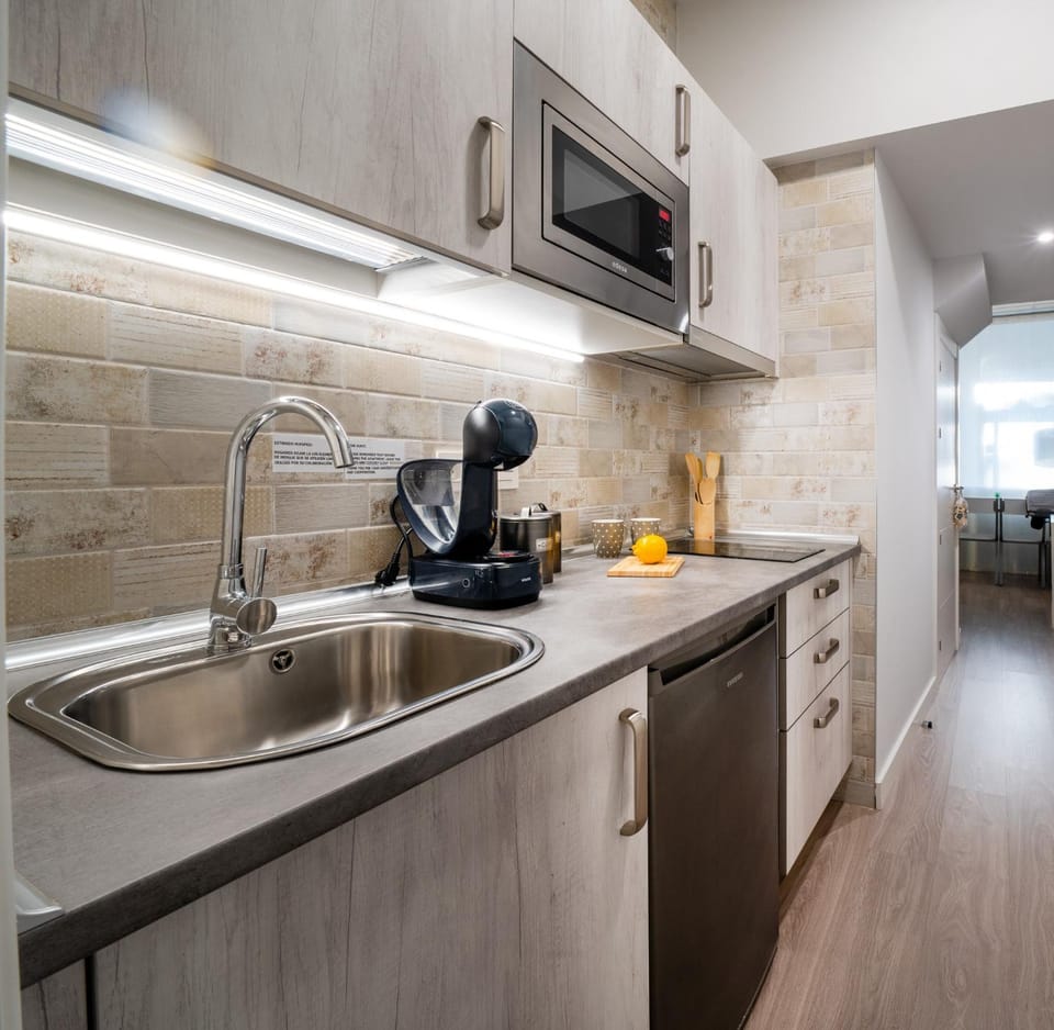 Coffee/tea facilities, Kitchen or kitchenette, stove, toaster