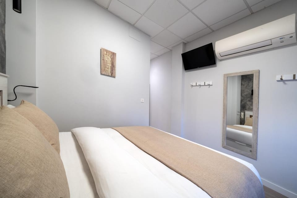 Bed, TV and multimedia, Bedroom, air conditioner