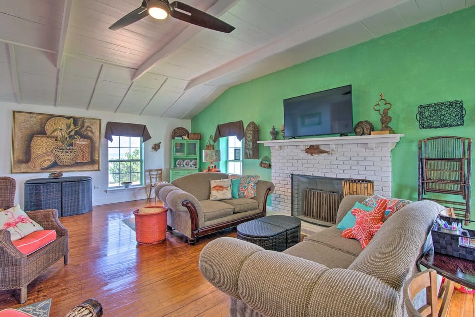Waterfront Port Isabel Family Home w/ Pool & Pier! House in Port Isabel