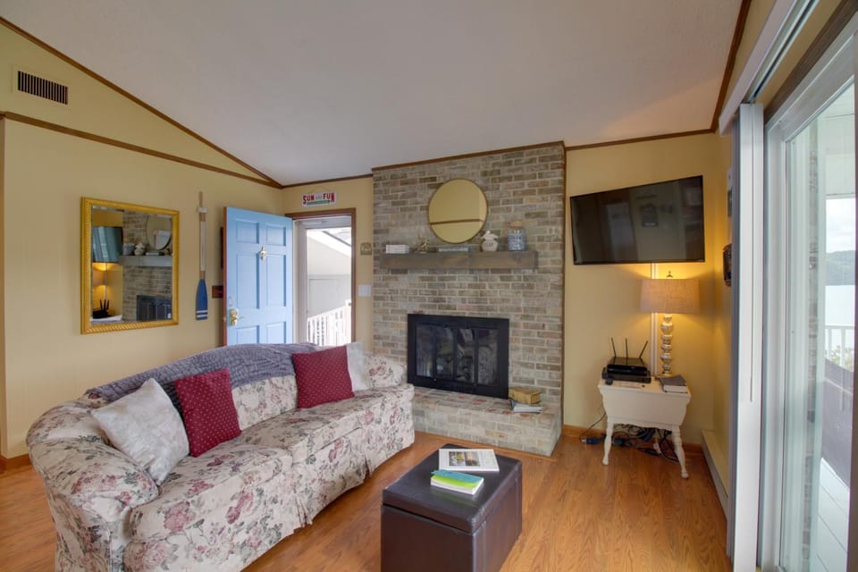 Lakefront Hiwassee Home w/ Private Dock & Deck! House in Claytor Lake
