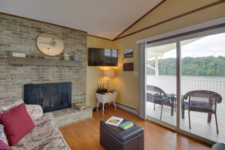 Lakefront Hiwassee Home w/ Private Dock & Deck! House in Claytor Lake
