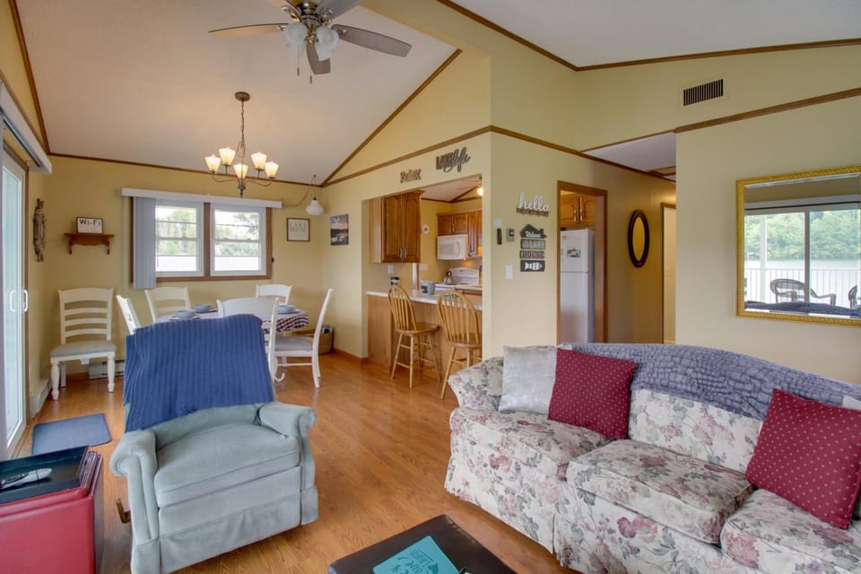 Lakefront Hiwassee Home w/ Private Dock & Deck! House in Claytor Lake