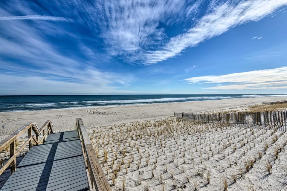 Oceanside Beach House in Pvt Beach Community! House in Brick