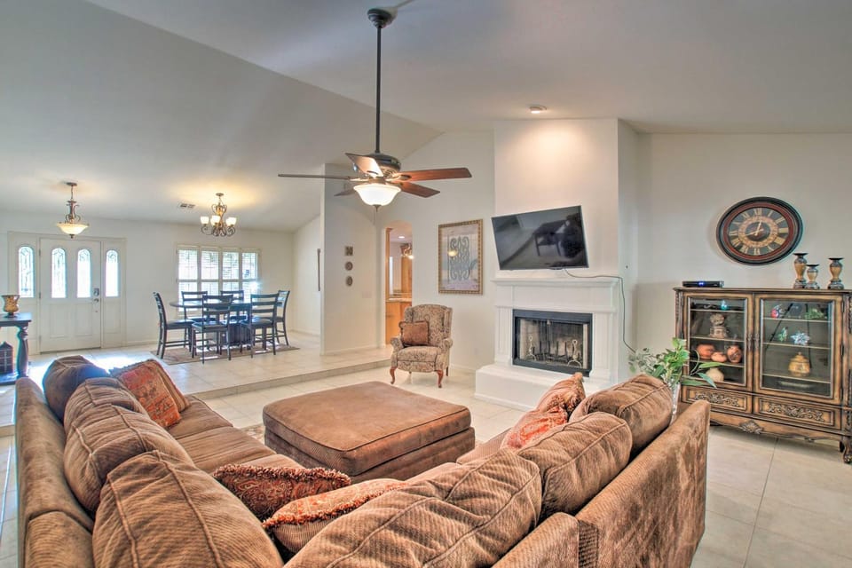 Game Room, Fire Pit & Putting Green: Glendale Home House in Phoenix