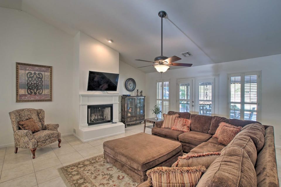 Game Room, Fire Pit & Putting Green: Glendale Home House in Phoenix