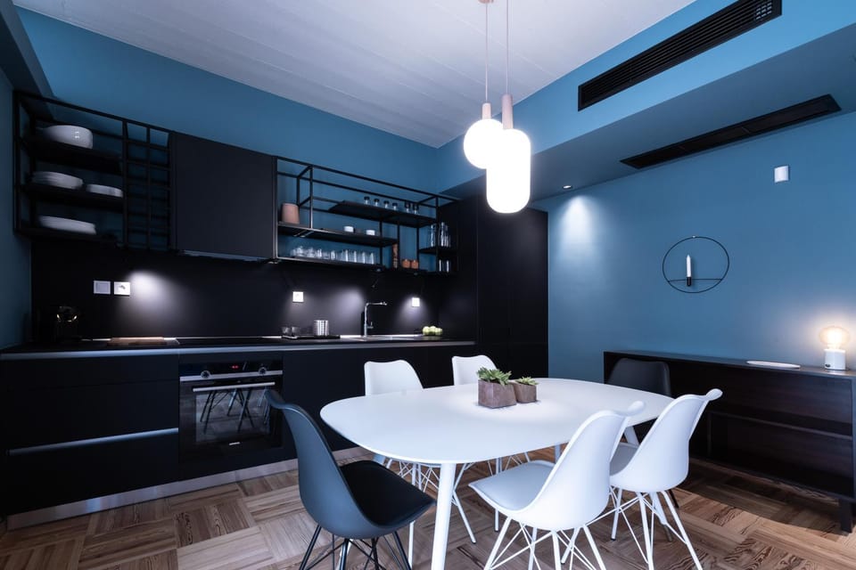 Kitchen or kitchenette, Dining area