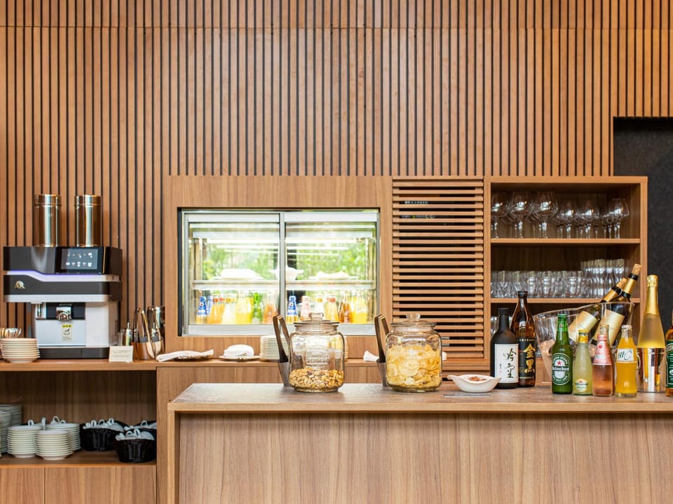 Lounge or bar, Food and drinks