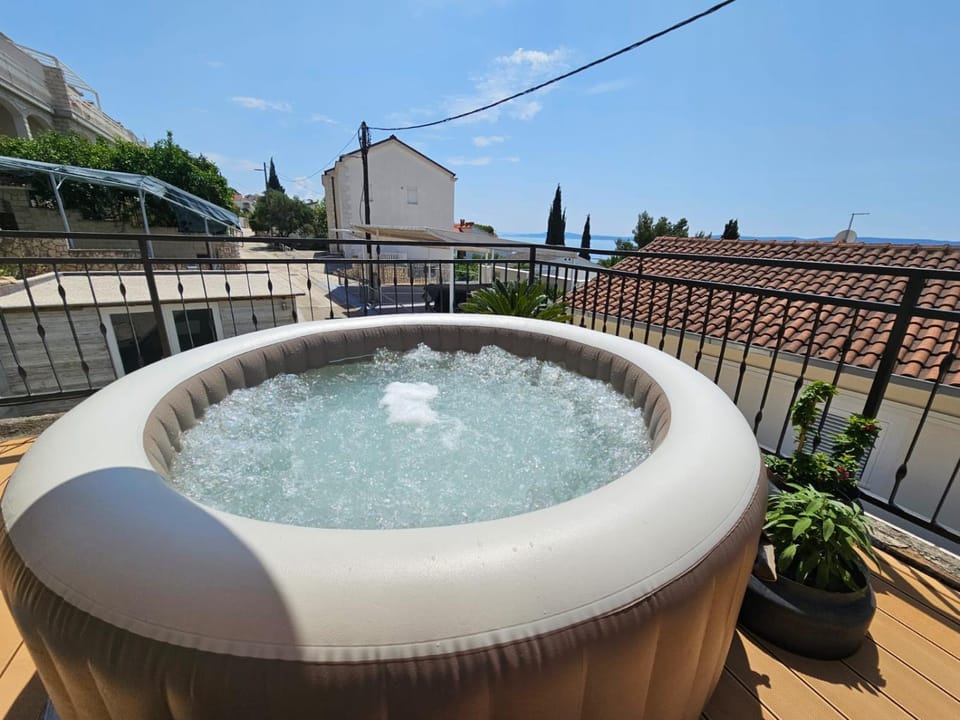 Paradiso Apartment with Private Jacuzzi and Terrace Apartment in Okrug Gornji