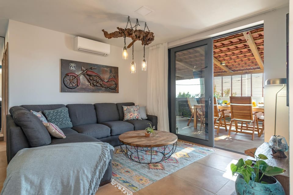 Paradiso Apartment with Private Jacuzzi and Terrace Apartment in Okrug Gornji
