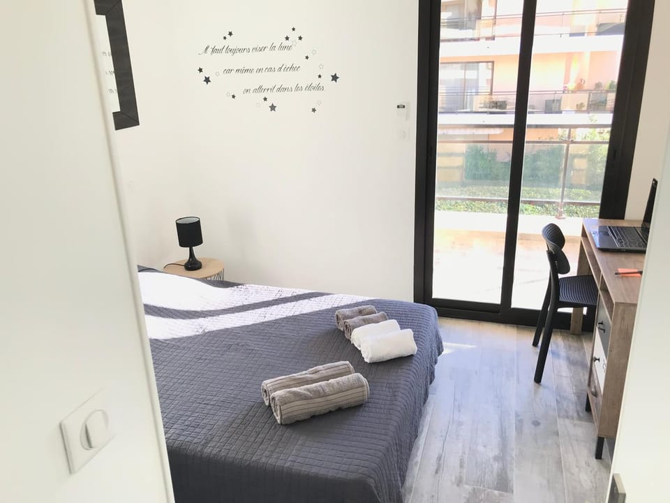 Photo of the whole room, Bedroom