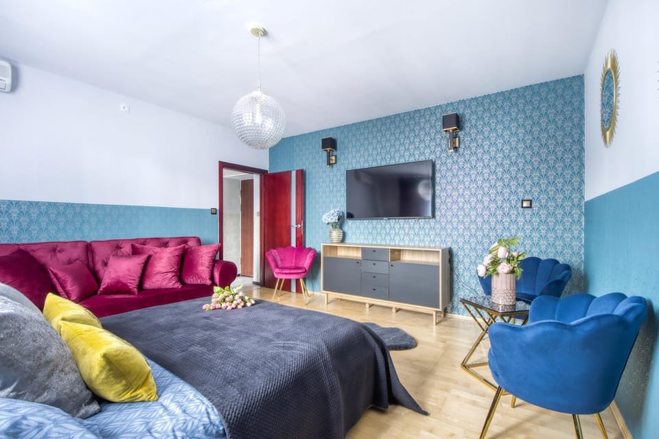 Bed, TV and multimedia, Living room, Photo of the whole room, Seating area