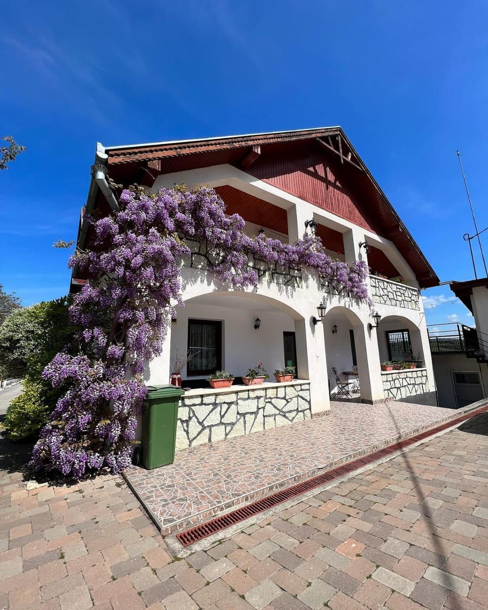 Property building, View (from property/room), Balcony/Terrace, Other, Guests, Parking
