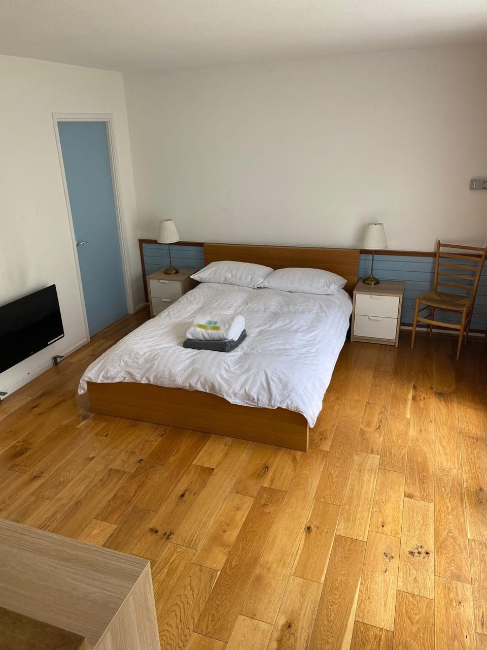 Bed, Photo of the whole room, Bedroom, towels