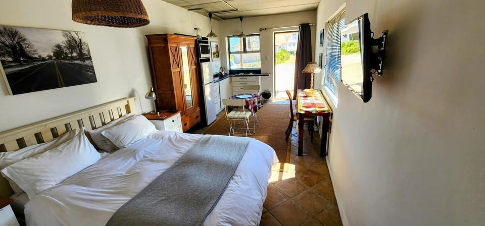 Bed, TV and multimedia, Kitchen or kitchenette, Photo of the whole room, Dining area, Bedroom