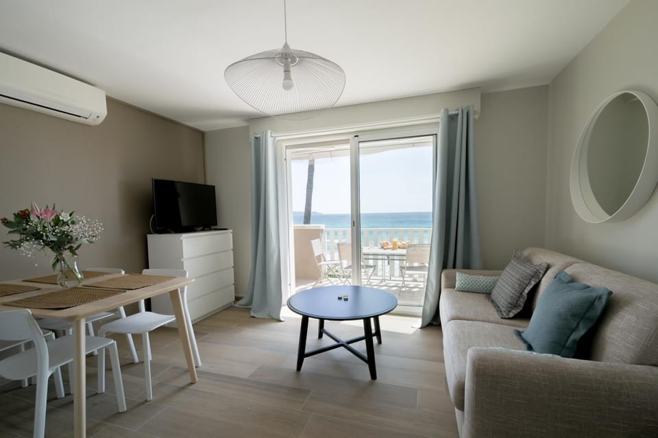 Communal lounge/ TV room, Natural landscape, View (from property/room), Balcony/Terrace, Living room, Sea view