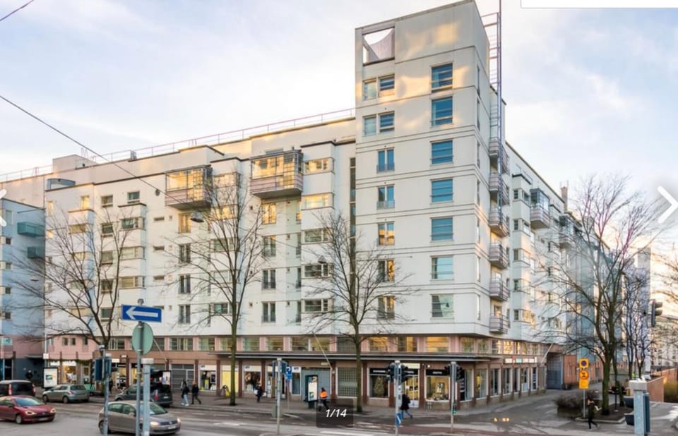 Property building, Nearby landmark, Day, Neighbourhood, City view, Location