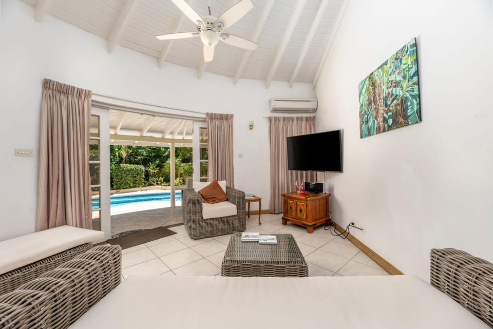 Communal lounge/ TV room, Living room, Seating area