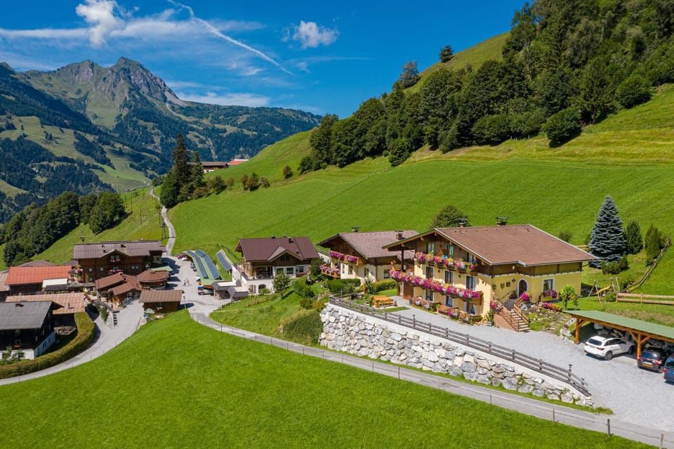 Property building, Staff, Restaurant/places to eat, Facade/entrance, Neighbourhood, Bird's eye view, Summer, BBQ facilities, Garden, Horse-riding, Seating area, Dining area, Autumn, Mountain view, Mountain view, Area and facilities, Seasons