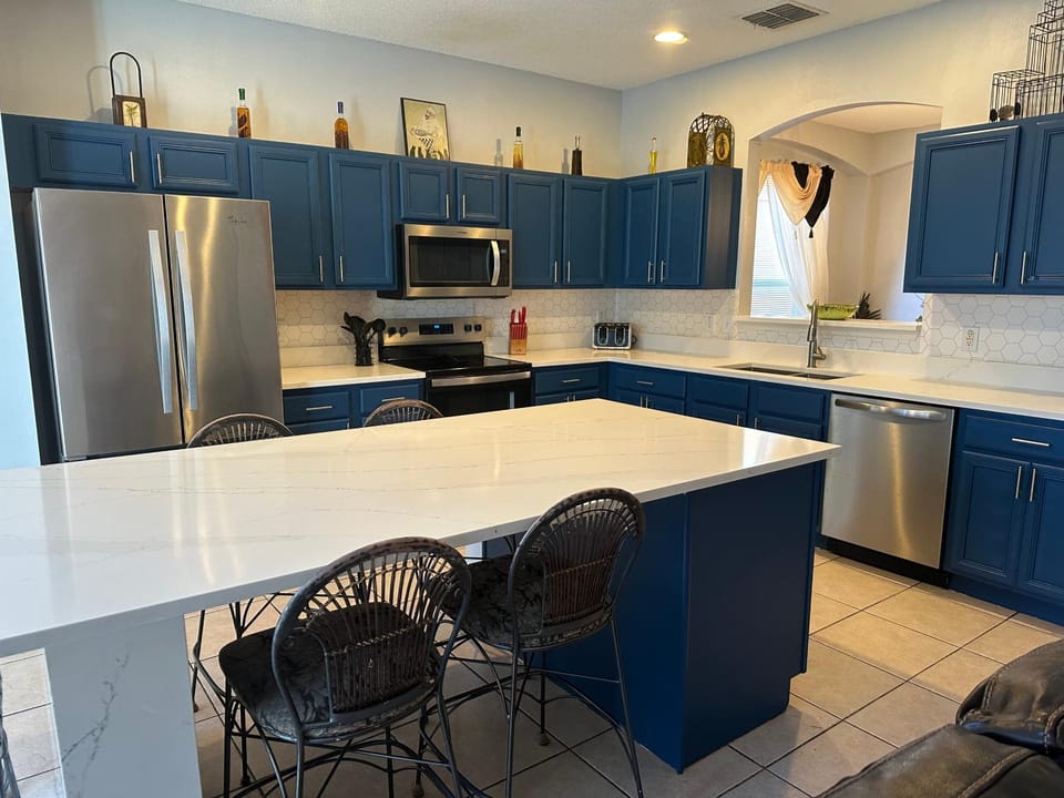 7 Bedroom, 6 bath and pool near Disney in Emerald Island 4 King Master Suites Villa in Four Corners