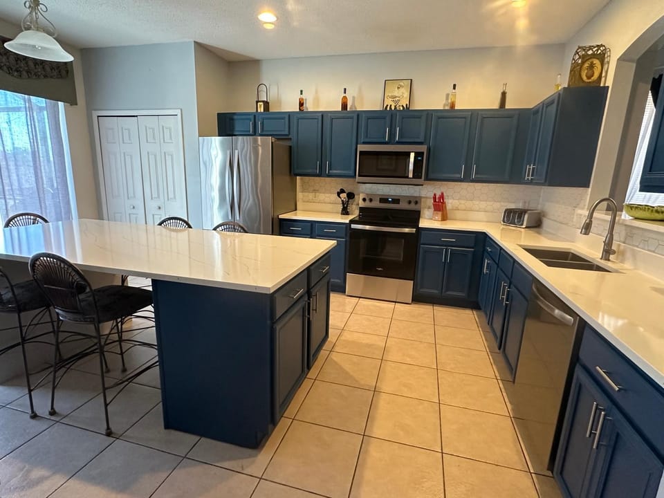 7 Bedroom, 6 bath and pool near Disney in Emerald Island 4 King Master Suites Villa in Four Corners