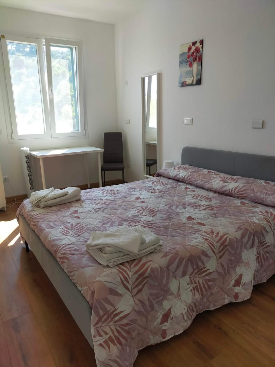 Photo of the whole room, Bedroom