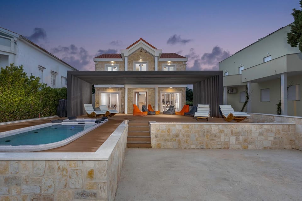 Property building, Swimming pool, Swimming pool