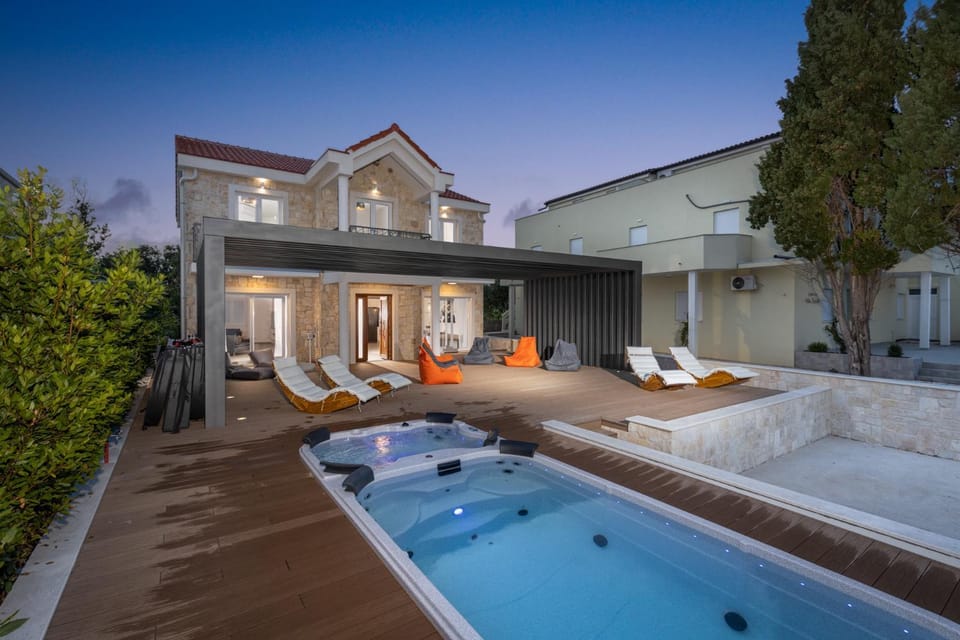 Property building, Swimming pool, Swimming pool
