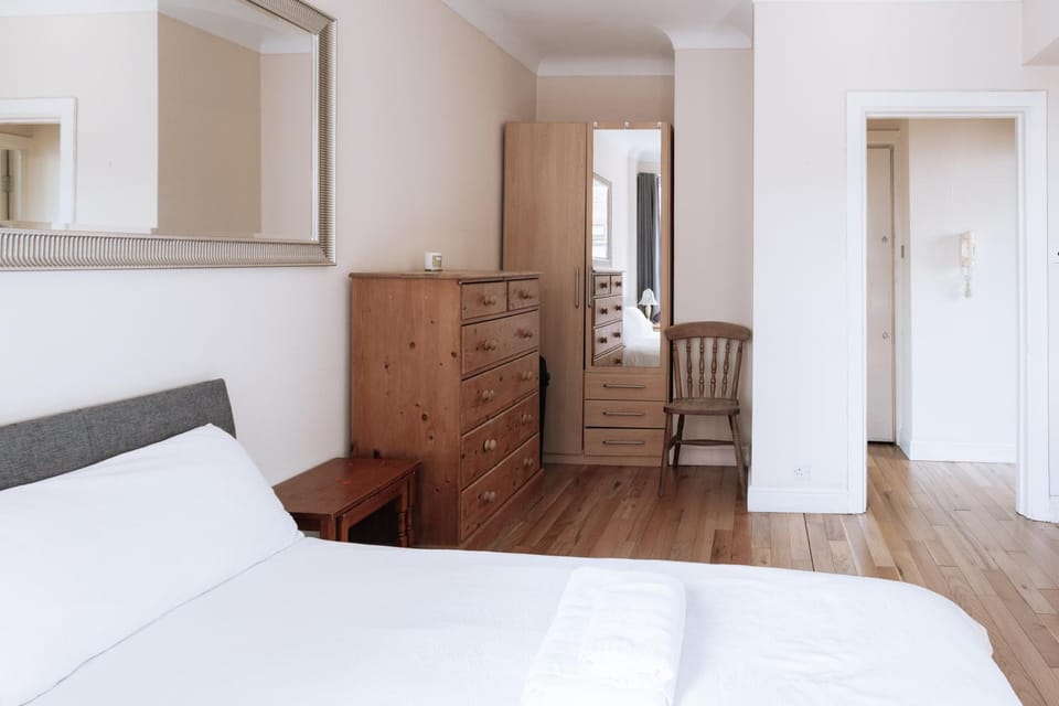 Photo of the whole room, storage, wardrobe
