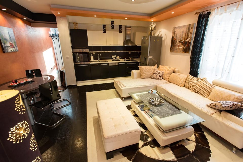 Kitchen or kitchenette, Living room, Seating area, Dining area