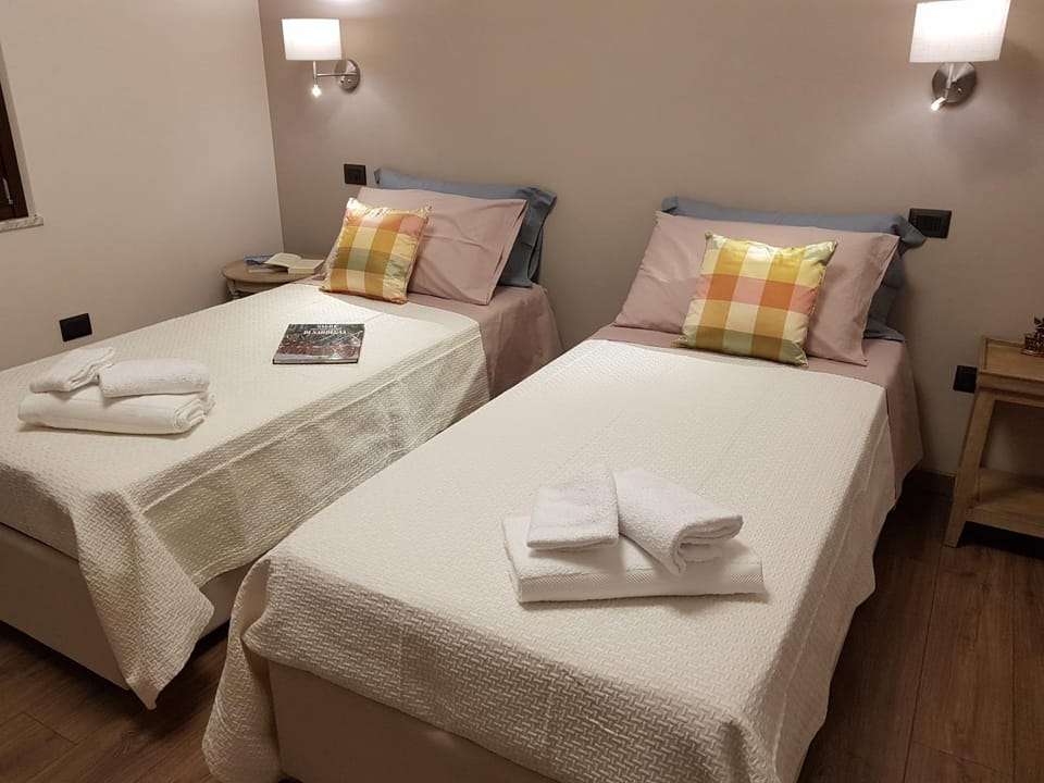 Photo of the whole room, Bedroom, Garden view, Italian breakfast, heating, internet, safe, towels, air conditioner