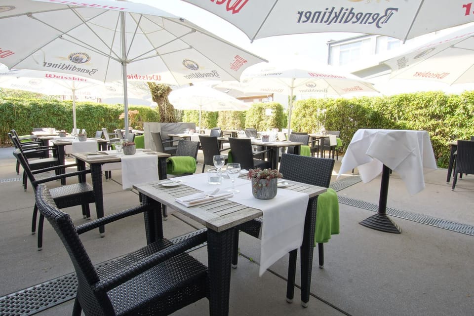 Patio, Restaurant/places to eat, Garden, Banquet/Function facilities, Dinner, Drinks, Alcoholic drinks, Non alcoholic drinks