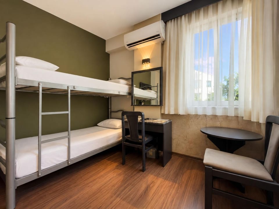 Bedroom, bunk bed