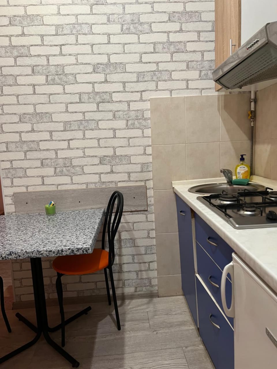 Kitchen or kitchenette, Dining area, minibar, stove