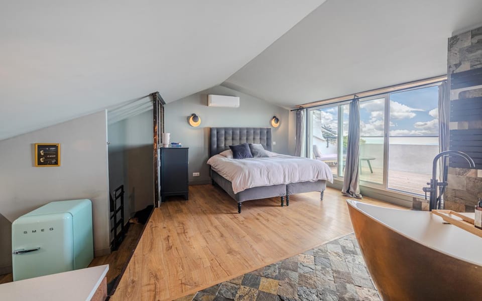 Bed, Photo of the whole room, Bedroom