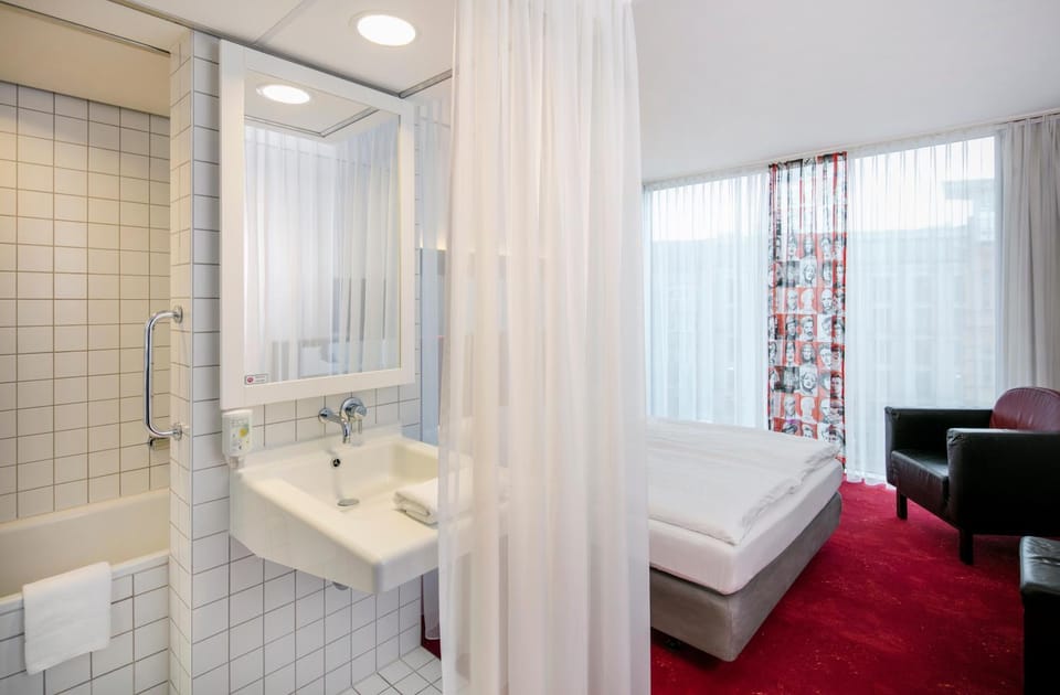 Shower, Toilet, Bathroom, TV and multimedia, Coffee/tea facilities, Photo of the whole room