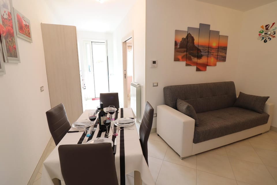 Seating area, Dining area