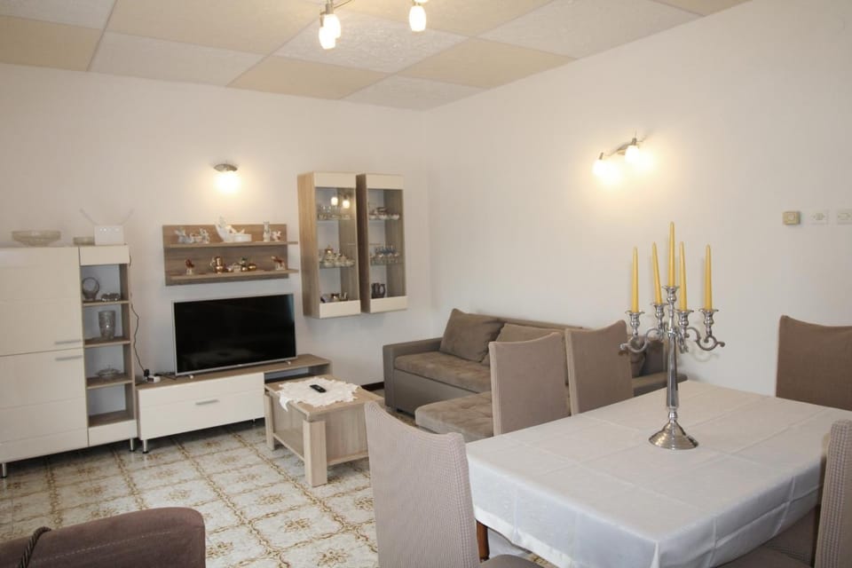 Communal lounge/ TV room, TV and multimedia, Living room, Seating area, Dining area