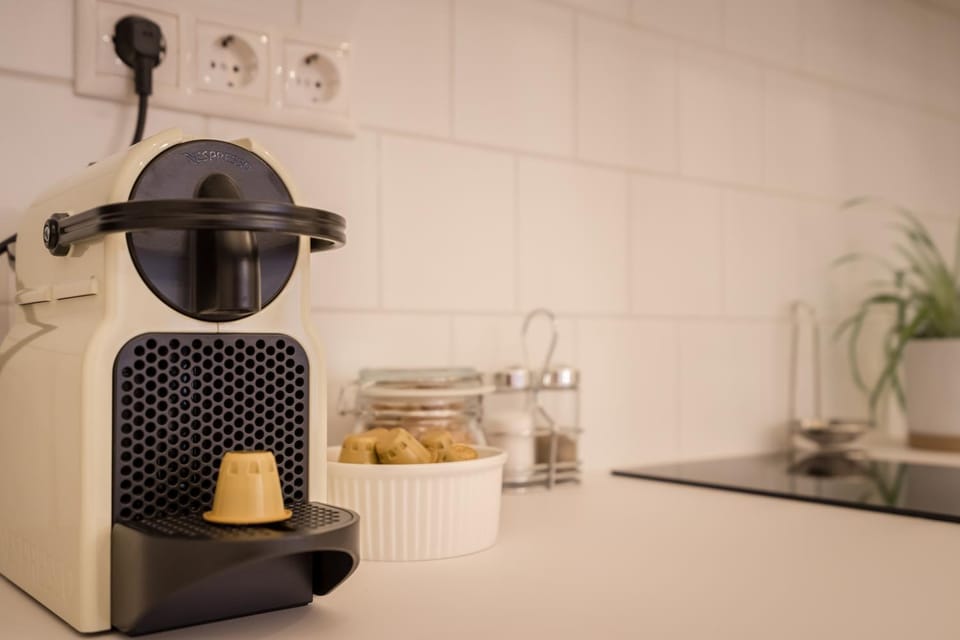 Coffee/tea facilities, Kitchen or kitchenette, stove